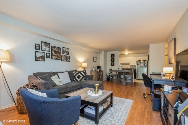 555 W Cornelia Ave in Chicago, IL - Building Photo - Building Photo