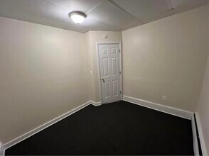 122 S Main St, Unit 8 in Oriskany Falls, NY - Foto de edificio - Building Photo