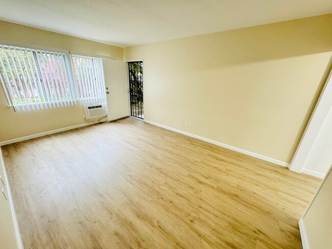 14758 Blythe St in Panorama City, CA - Foto de edificio - Building Photo