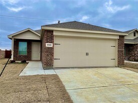 6905 Adderly Rd in Pilot Point, TX - Building Photo