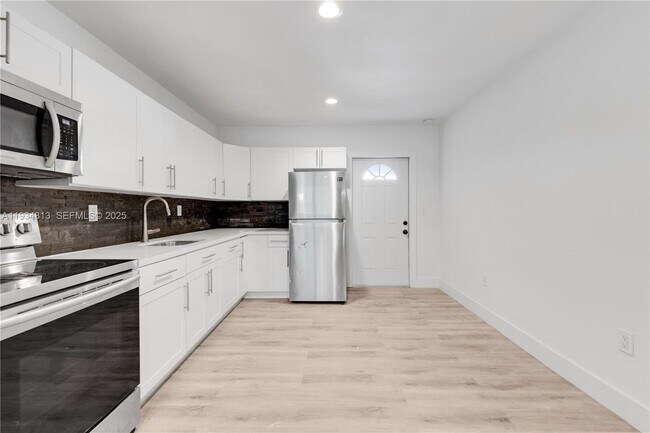 2512 NE 182nd Terrace in North Miami Beach, FL - Building Photo - Building Photo