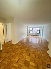 AMAZING ONE BEDROOM APARTMENT!! AMAZING DE in New York, NY - Building Photo - Building Photo