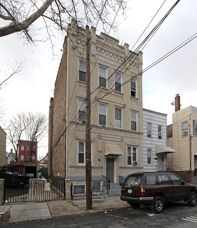 149 WEBSTER Ave in Jersey City, NJ - Foto de edificio - Building Photo