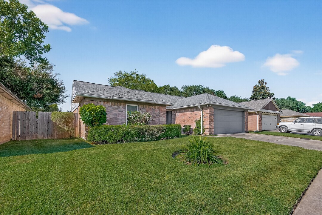 2510 Old Fort Rd in Sugar Land, TX - Building Photo