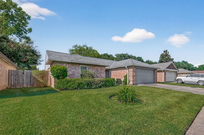 2510 Old Fort Rd in Sugar Land, TX - Building Photo - Building Photo