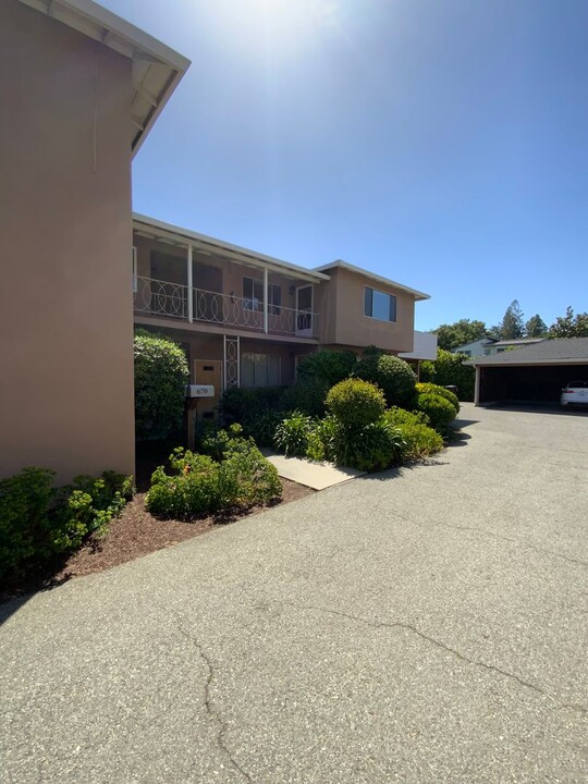 670 Oak Grove Ave in Menlo Park, CA - Building Photo