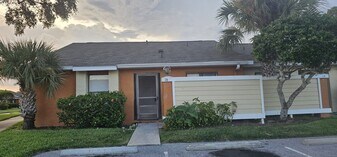 16 Silver Park Cir in Kissimmee, FL - Building Photo