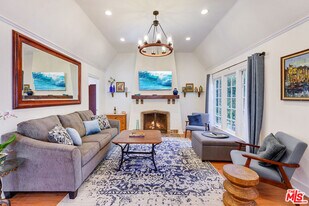 8818 Rosewood Ave in West Hollywood, CA - Building Photo