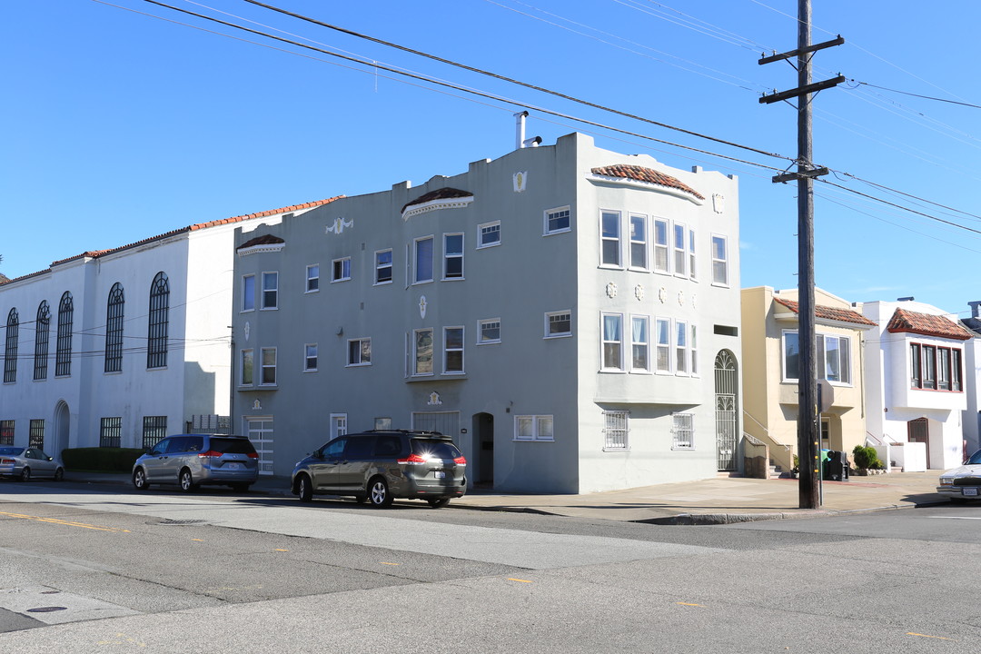 1699 Lawton St in San Francisco, CA - Building Photo