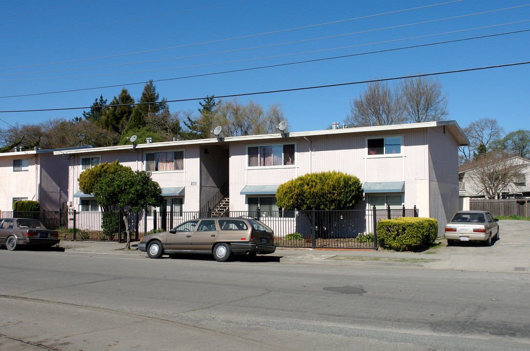 1065 Delport Ave in Santa Rosa, CA - Building Photo