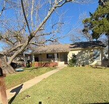 107 S Greenview Dr in Stephenville, TX - Building Photo