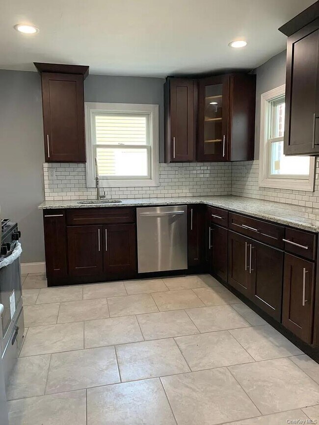 120 Fairfield Ave in Mineola, NY - Building Photo - Building Photo