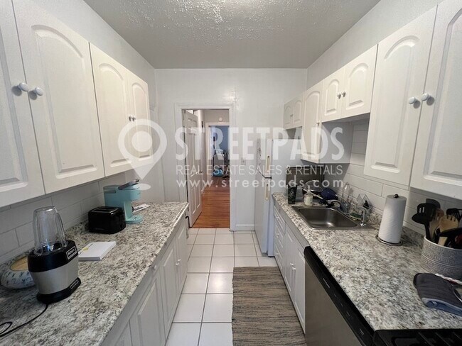 1139 Beacon St, Unit 3 in Brookline, MA - Building Photo - Building Photo