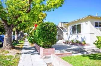 1230 N Hollywood Way in Burbank, CA - Building Photo - Building Photo