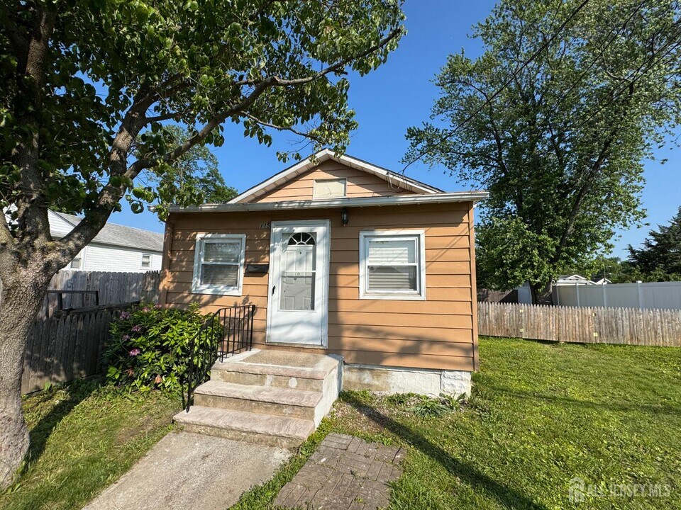 115 Morningside Ave in Old Bridge, NJ - Building Photo