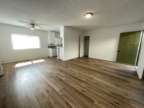 6632 Darby Ave in Reseda, CA - Foto de edificio - Interior Photo