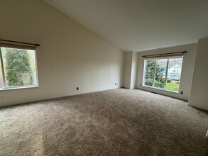 2728 Golfview Ct in Sutherlin, OR - Building Photo - Building Photo