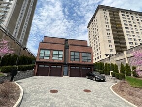 140 Comet Way, Unit C2 in Hackensack, NJ - Foto de edificio - Building Photo