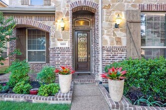 1001 Vineyard Dr in Euless, TX - Building Photo - Building Photo