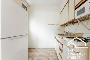 512 W Cornelia Ave in Chicago, IL - Building Photo