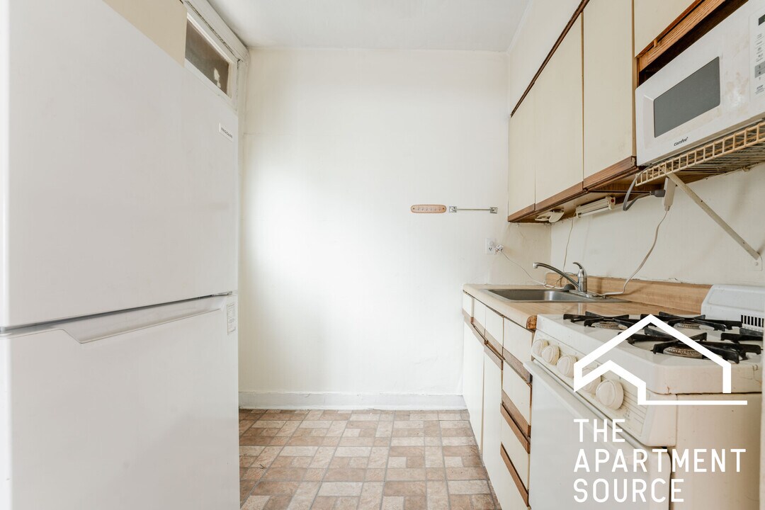 512 W Cornelia Ave in Chicago, IL - Building Photo