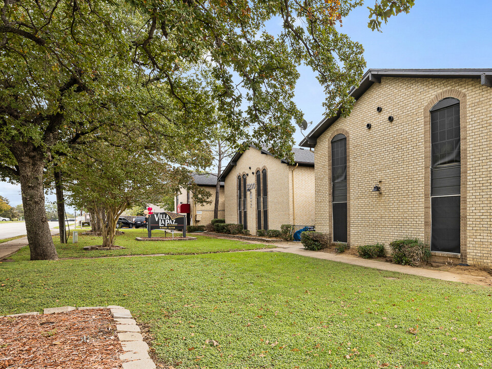 Villa La Paz Apartments in Irving, TX - Building Photo