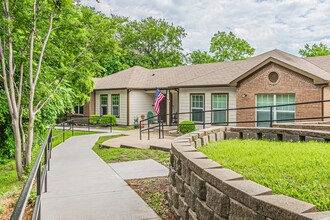 Park Manor 55+ Apartments in Sherman, TX - Foto de edificio - Building Photo