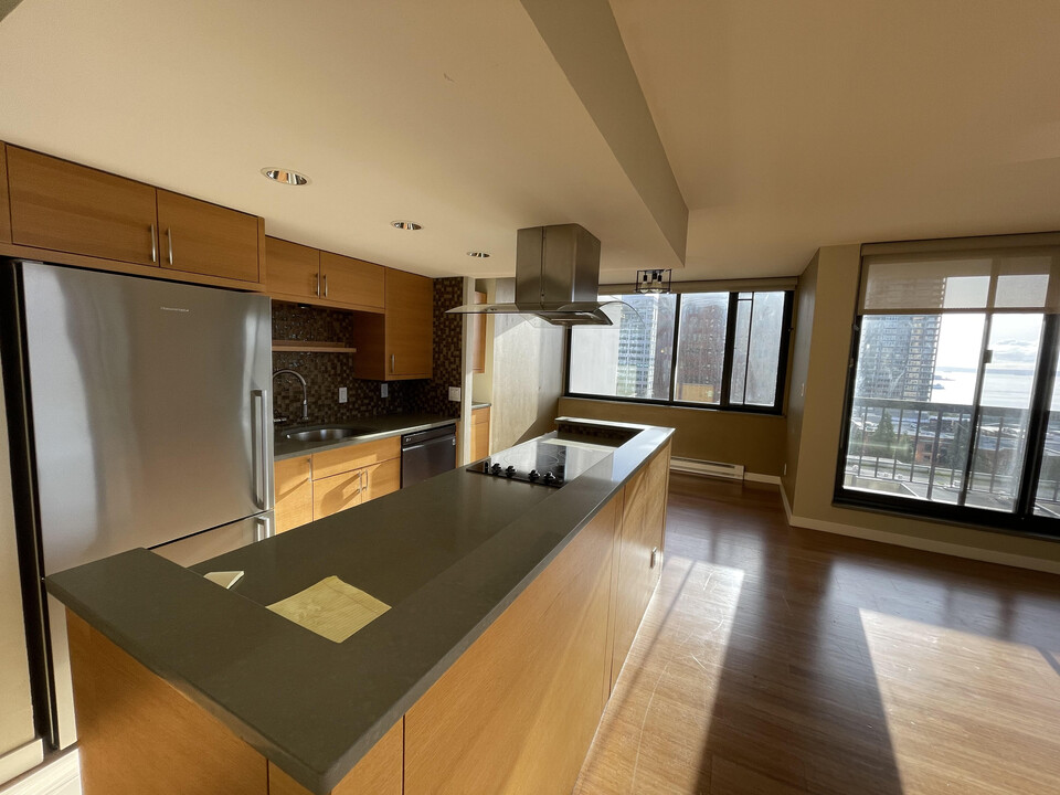 2100 3rd Ave, Unit 1203 in Seattle, WA - Building Photo