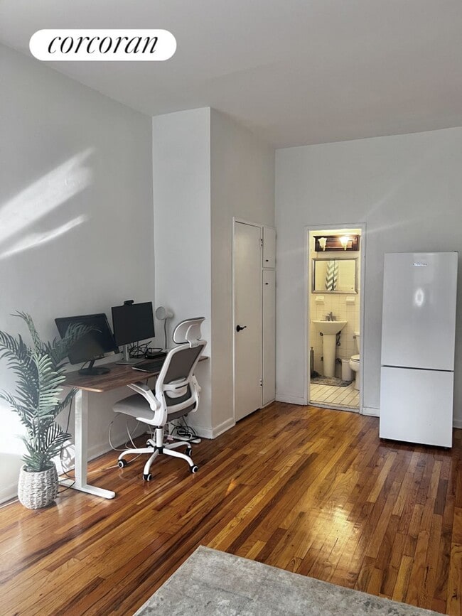 48 W 55th St in New York, NY - Building Photo - Building Photo