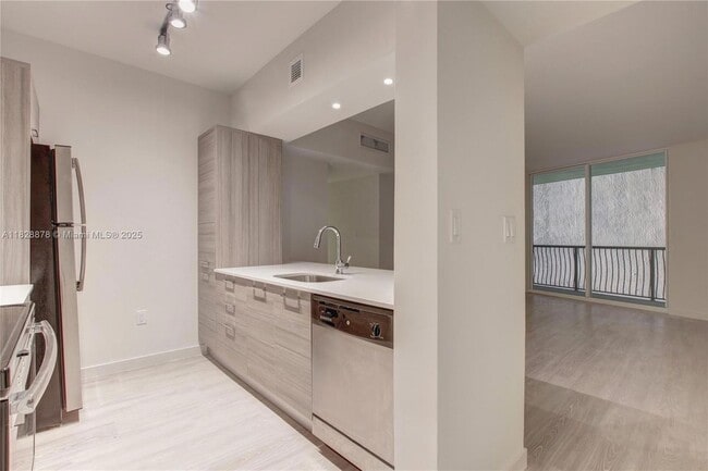 1756 N Bayshore Dr in Miami, FL - Building Photo - Building Photo