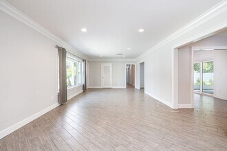 4200 W Beachway Dr in Tampa, FL - Building Photo - Building Photo