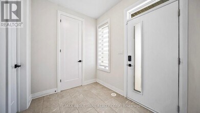 102 Settlers Rd E in Oakville, ON - Building Photo - Building Photo