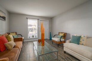 Towne Plaza in Houston, TX - Building Photo