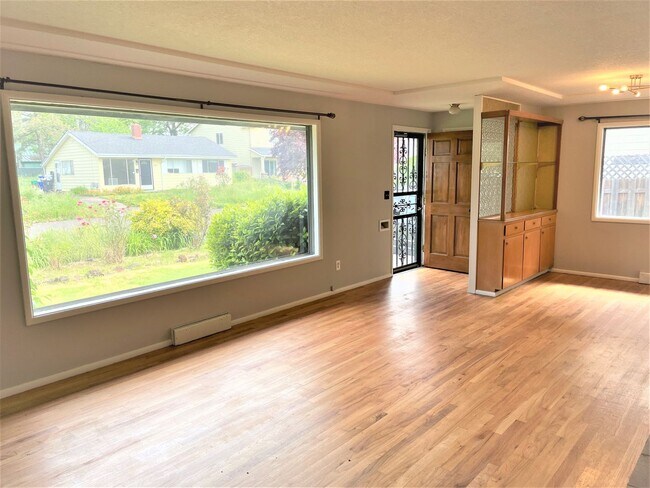 6710 SE Reedway St in Portland, OR - Building Photo - Building Photo