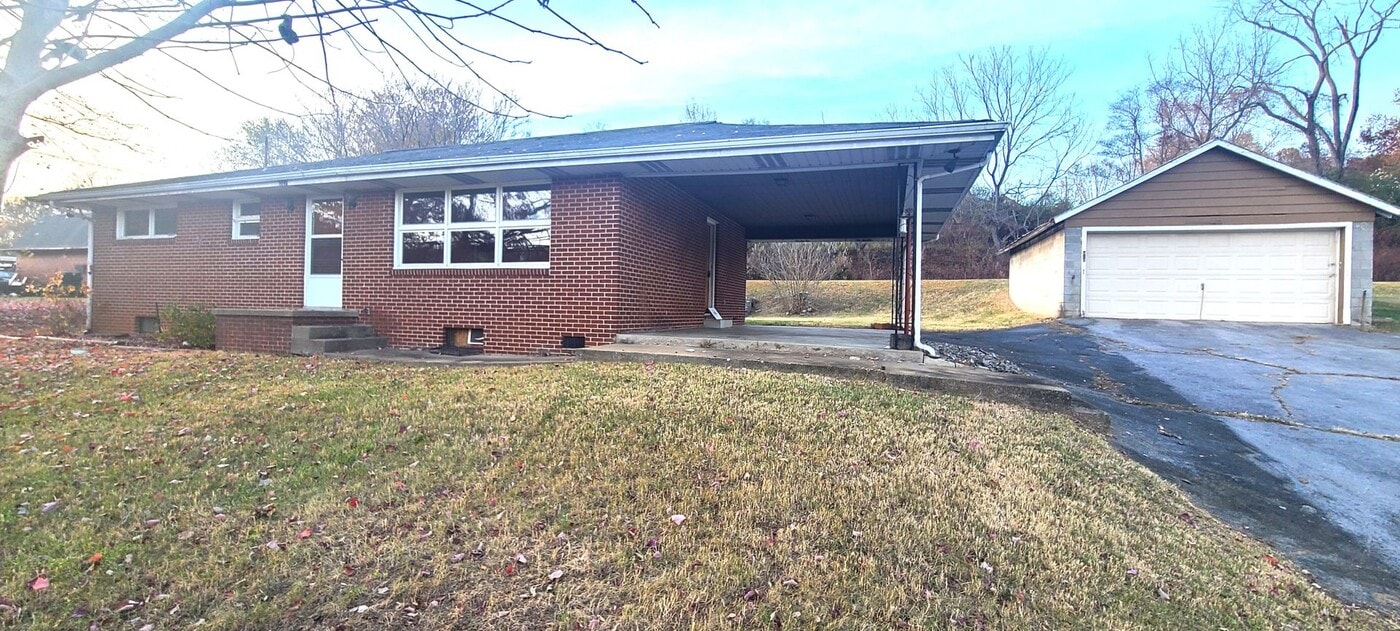 327 E Main Blvd in Church Hill, TN - Foto de edificio