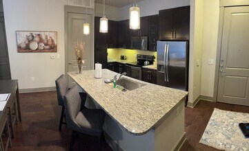 5720 Carnegie Blvd in Charlotte, NC - Building Photo - Building Photo