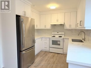 256 Sprucewood Ct in Toronto, ON - Building Photo - Building Photo