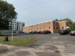 Q-2 in St. Louis Park, MN - Foto de edificio - Building Photo