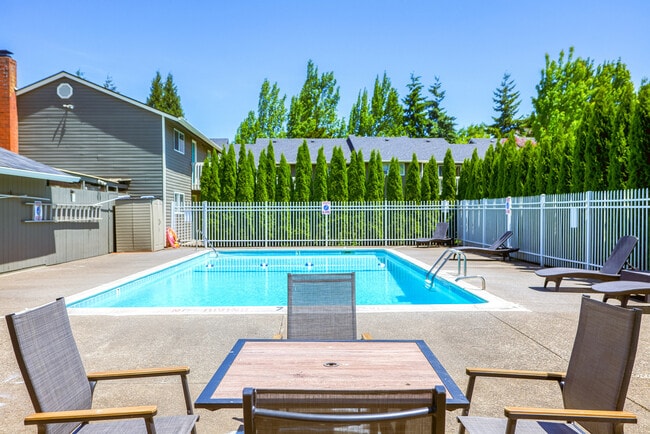 Chalet in Springfield, OR - Foto de edificio - Building Photo