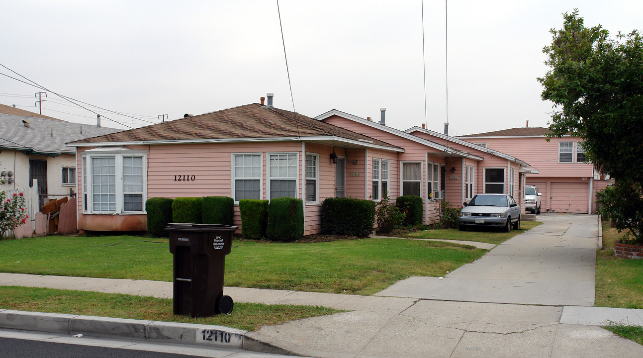 12110 Grevillea Ave in Hawthorne, CA - Foto de edificio