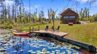 9812 Creek Bank Dr in Youngstown, FL - Building Photo