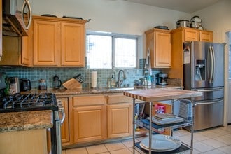 13306 Magnolia Blvd in Sherman Oaks, CA - Foto de edificio - Building Photo