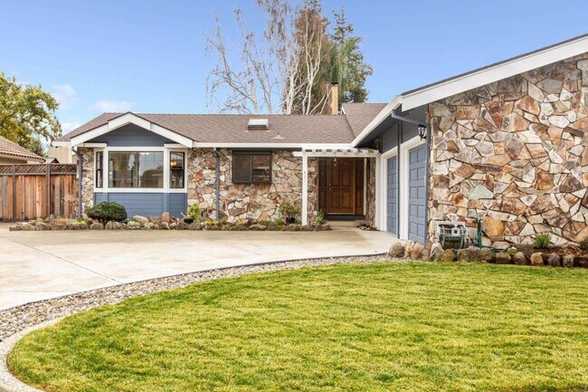 431 Paul Dr in Hollister, CA - Building Photo - Building Photo