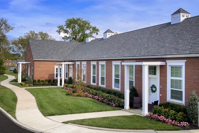 75 Circle Dr in Central Islip, NY - Foto de edificio - Building Photo