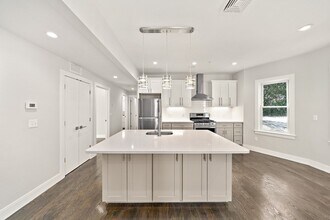 9 Lithgow St, Unit 1 in Boston, MA - Building Photo - Building Photo