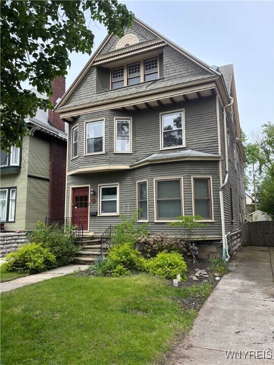 521 Ashland Ave in Buffalo, NY - Building Photo
