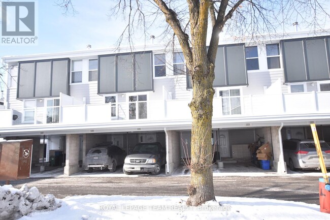 3445-3445 Uplands Dr in Ottawa, ON - Building Photo - Building Photo