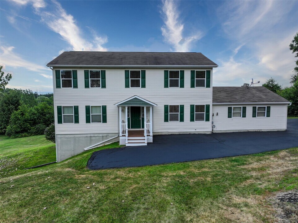 10 Ashlyn Dr in Marlboro, NY - Building Photo