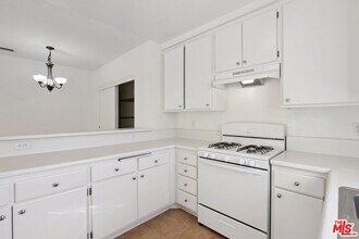 5429 Troost Ave in Los Angeles, CA - Building Photo - Building Photo