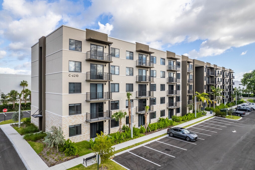 Resia Pine Ridge West Palm Beach, FL Apartments